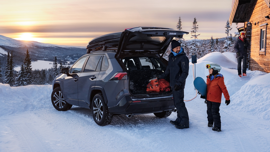 Toyota-RAV4-PHEV-exterieur-voorkant-opladen-winter-sneeuw